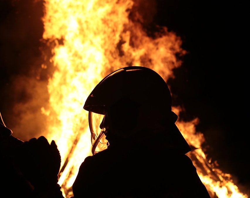 Dinas Damkar Melawi Bersihkan Tumpahan Oli di Rumah Sakit