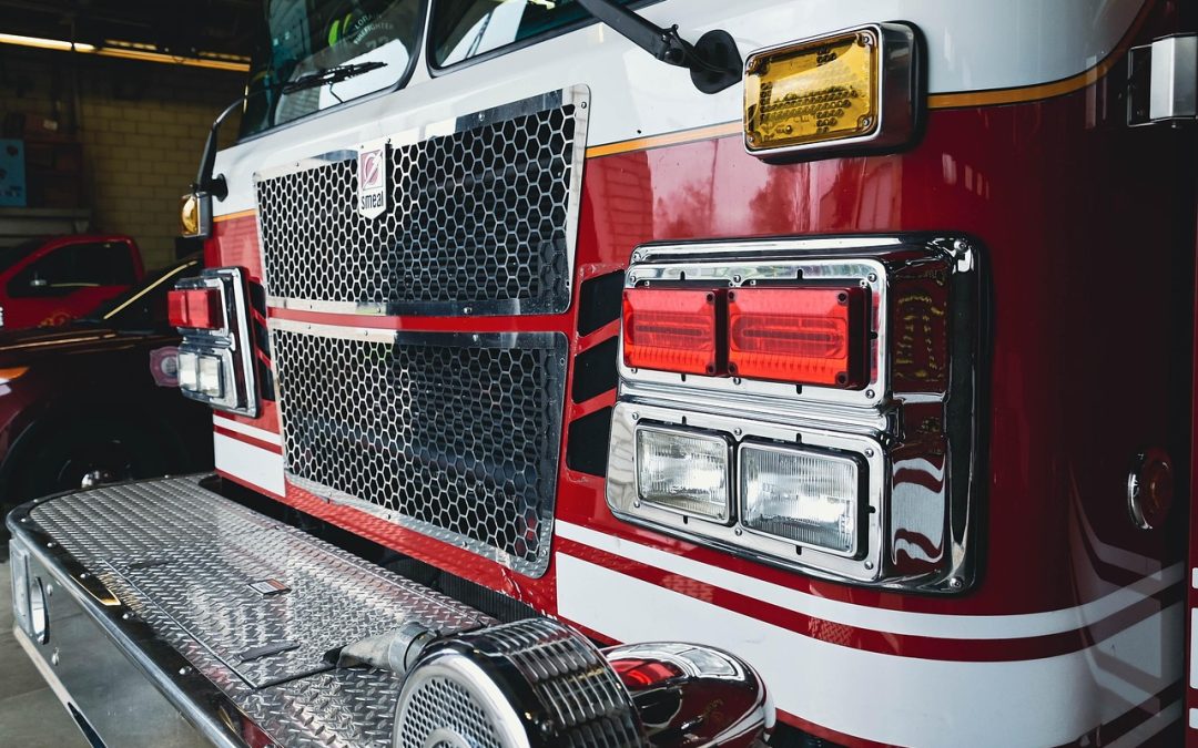 Dinas Damkar Melawi Bersihkan Material Longsor di Lapangan